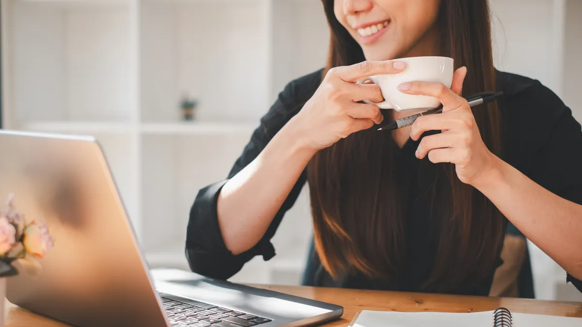 朝のコーヒー片手に執筆する副業Webライター女性